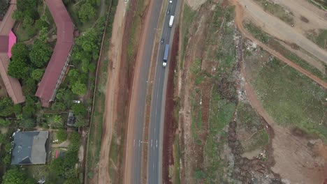 Top-down-Luftaufnahme-Des-Autobahnverkehrs-Und-Der-Überführung-In-Nairobi,-Kenia,-Vororten