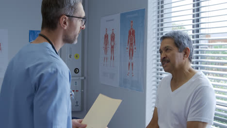 profesional médico y paciente en un hospital