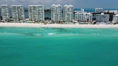 Aguas-Turquesas-De-Cancún-Y-Complejos-Turísticos-Frente-A-La-Playa,-Día-Soleado,-Vista-Aérea.