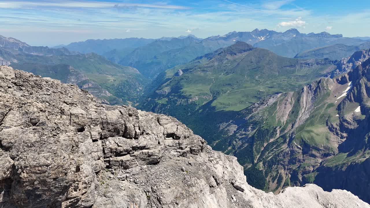 imágenes de avión no tripulado de gavarnie vistas desde el pico del casco de mármol en las montañas de los pirineos