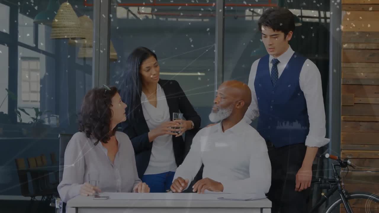 사무실에서 토론하는 다양한 사업가들과의 연결망의 활성화