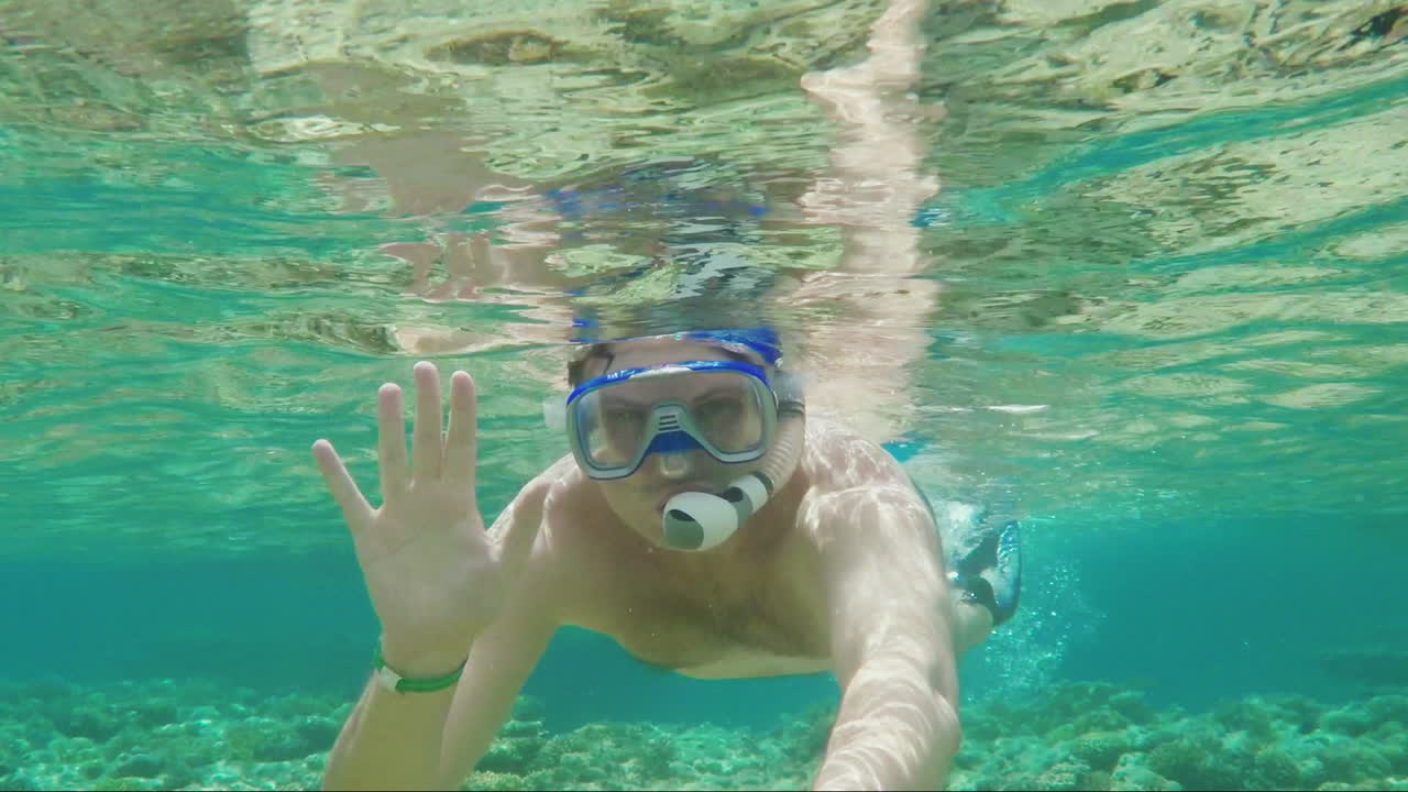 손가락으로 확인 표시를 보여주는 스노클러 1