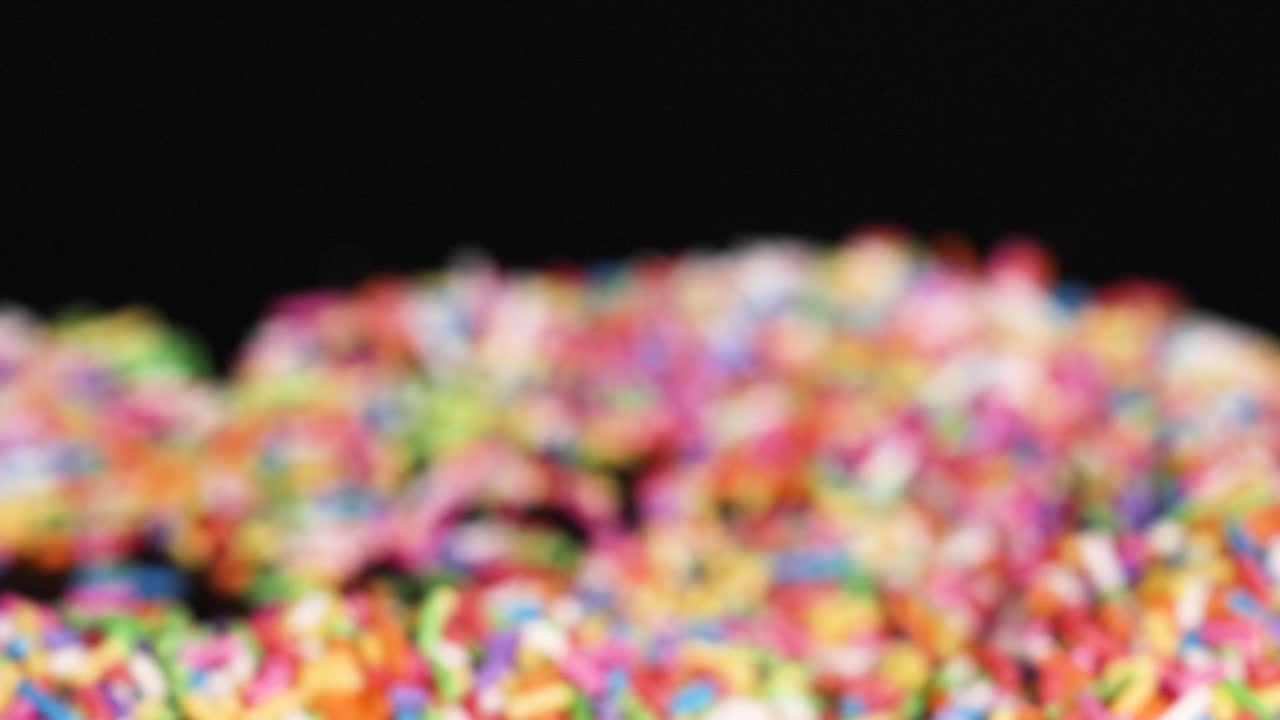 표면에 있는 다채로운 스프링클과 상호 작용하는 손