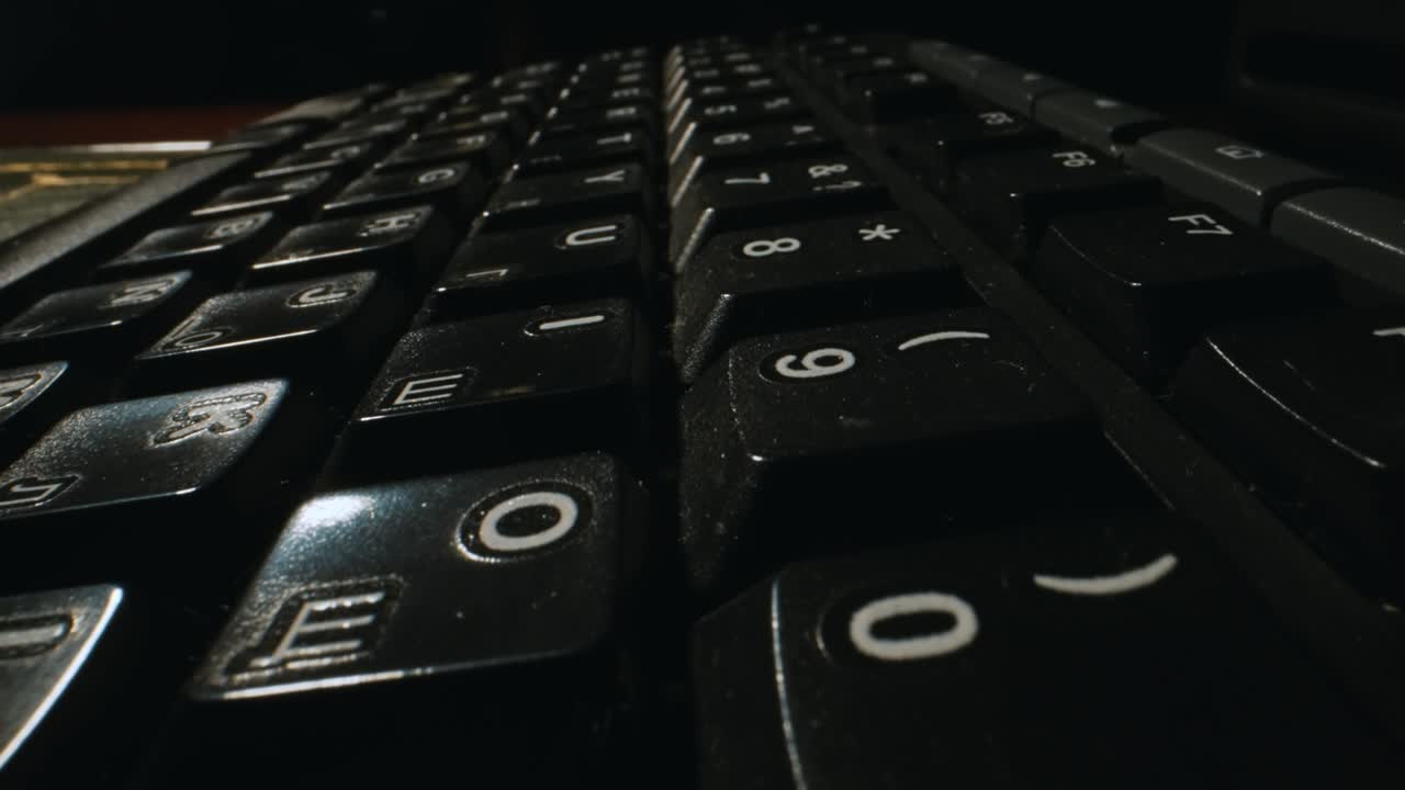 la cámara sobrevuela un teclado ruso-inglés negro.