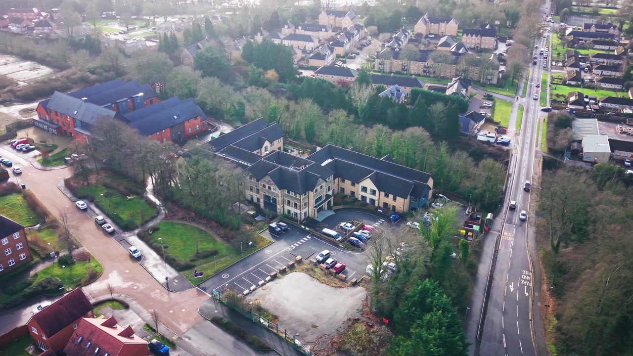Dronebeelden van zorgcentrum Wilton met zijn parkeerplaats, tuinen en de omliggende woonstraten in de winter