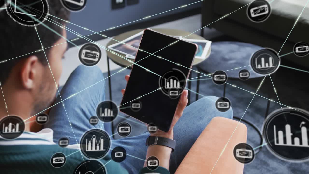 Uomo che tiene un tablet, con grafica a bersaglio che genera nodi e linee che si diffondono visualizzando dati tecnologici