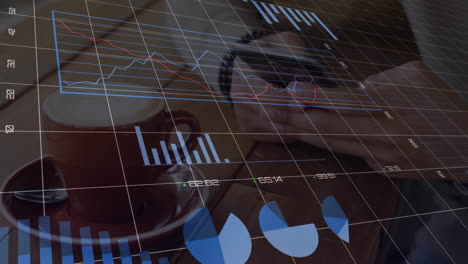 animación del procesamiento de datos sobre un hombre caucásico usando un teléfono inteligente