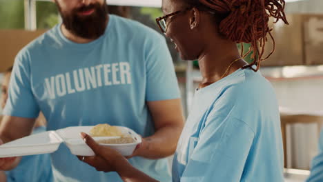 voluntarios que sirven comida a los necesitados