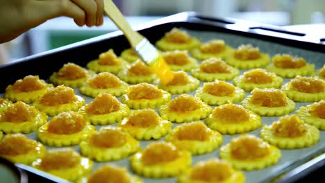 making of pineapple tart