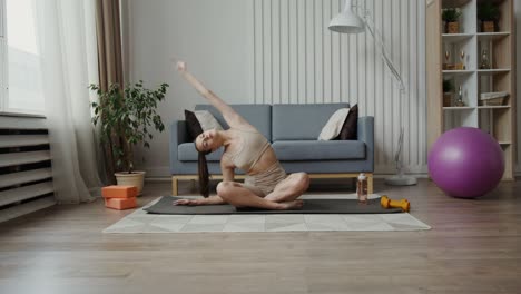 mujer practicando yoga en casa