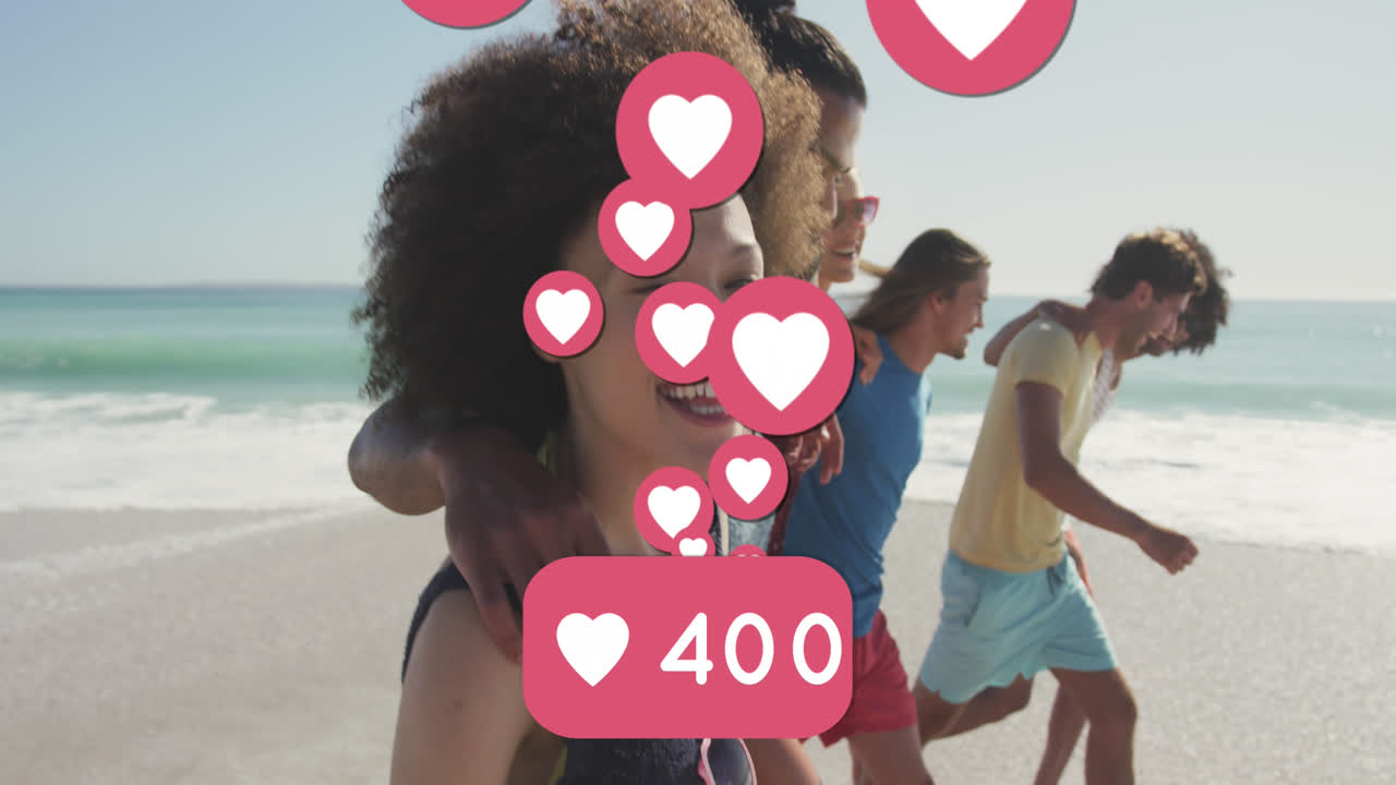 Animación de números e iconos digitales de amor sobre amigos sonrientes en la playa.