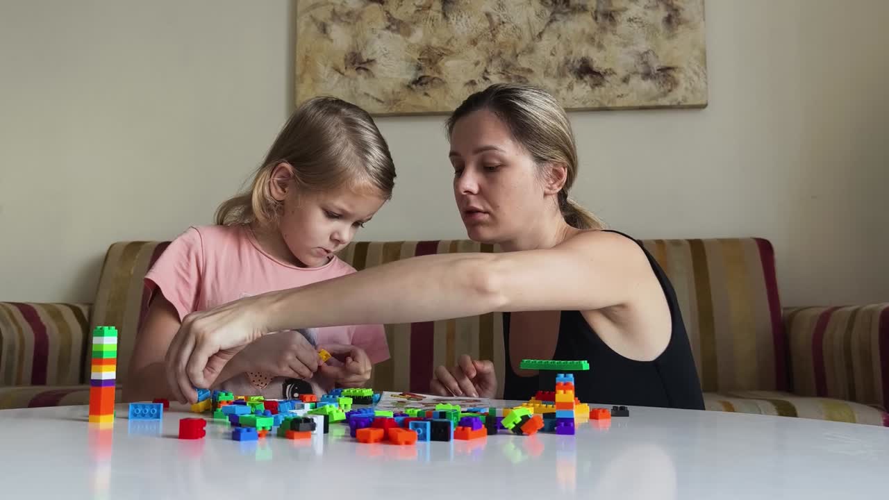 madre e hija jugando con bloques de construcción