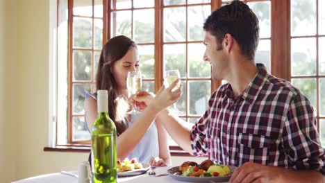 Couple-toasting-champagne