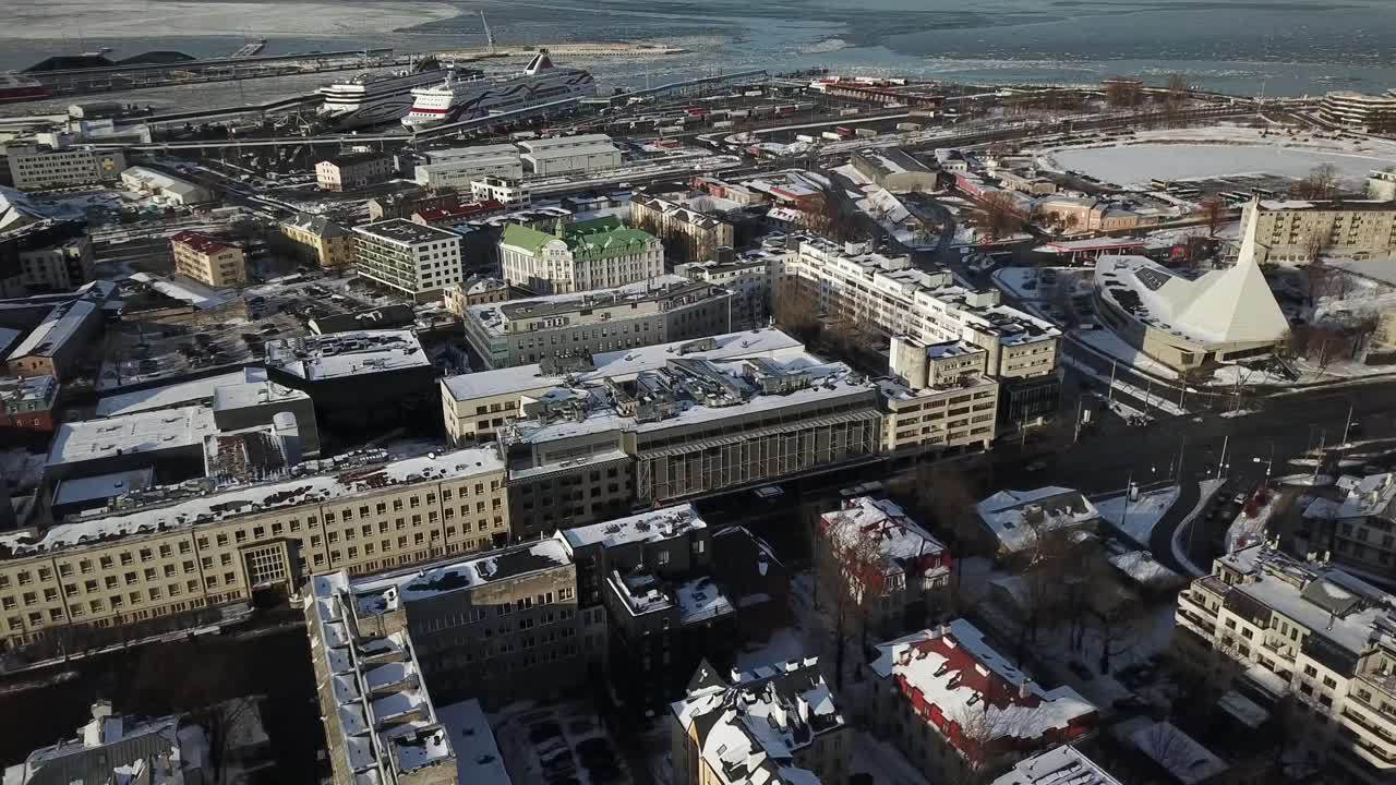 Flygvy från Metodistkyrkan till Tallinns universitetsområde, stadsbilden längs Narvavägen, våren 2026, Tallinn, Estland.