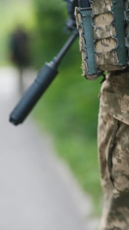 soldado con rifle en la naturaleza