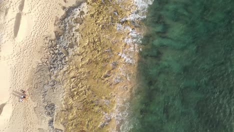 An-Diesem-Wunderschönen-Ort-In-Hawaii-Treffen-Wasser-Und-Sand-Aufeinander