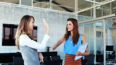 Female-executives-discussing-on-invisible-screen-4k