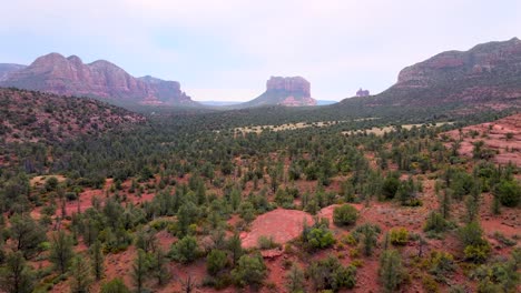 Amazing-Buttes-landscape-in-Sedona,-Arizona,-rising-aerial-view