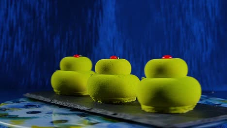 postres de mousse verde en un plato de pizarra