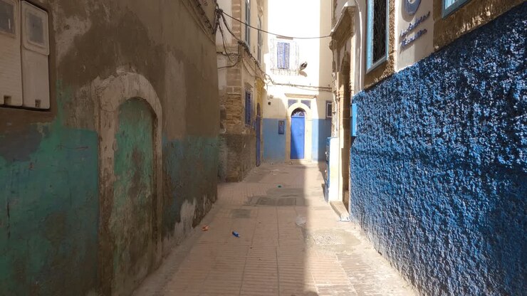 Ripresa POV a piedi lungo le strette strade vuote della medina di Essaouira, Marocco.