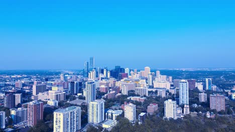 Edmonton-Horizonte-Del-Centro-De-La-Ciudad-Vuelo-Aéreo-De-Verano-Reversa-Con-Vista-Premium-Rascacielos-En-El-Borde-De-La-Ciudad-Hoteles-Escuelas-Hogares-Condominios-Verde-Exuberante-Parques-Claro-Vista-Diurna-Edificios-Gubernamentales-Legislatura