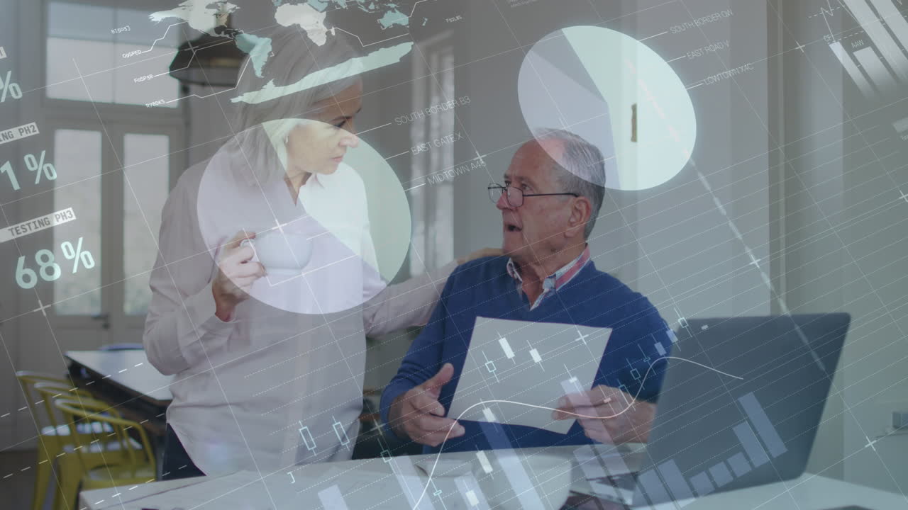 animación del procesamiento de datos con una pareja caucásica mayor usando una computadora portátil