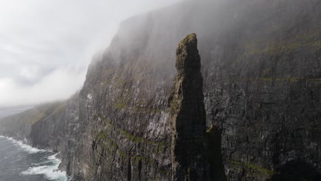imágenes circulares de drones del dedo de la bruja en sandavagur en la isla de vagar en las islas feroe