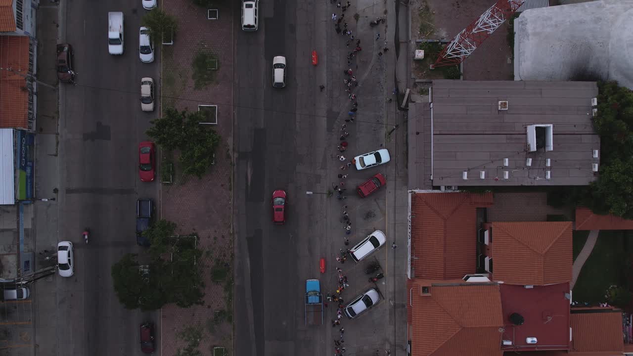 예방 접종을받는 젊은이들의 긴 줄