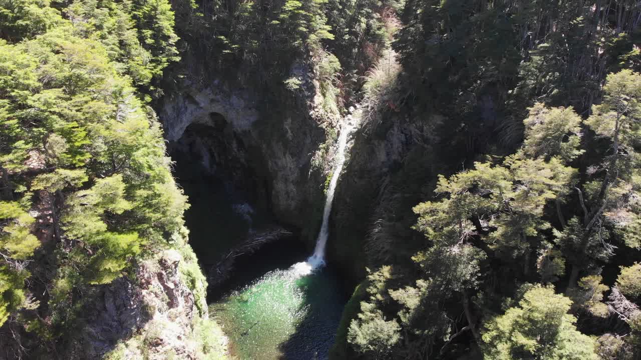 impresionante anfiteatro natural de la cascada del río bonito en la patagonia