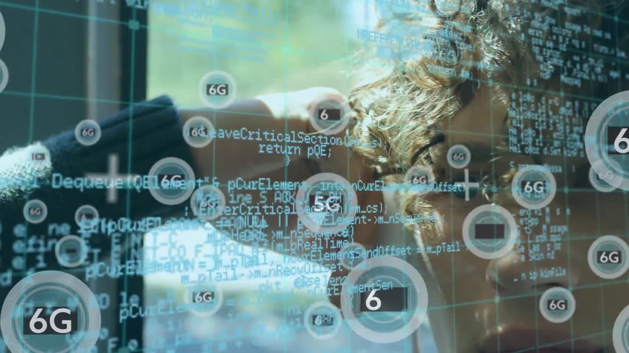 animación de procesamiento de datos con red de iconos sobre hombre caucásico con auriculares