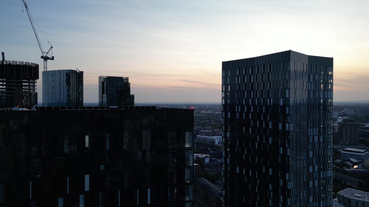 Vuelo de dron sobre la Torre Norte de Deansgate Square en el Centro de Mánchester al atardecer