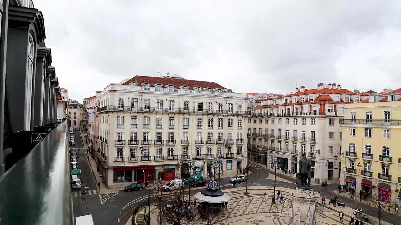 Edifici a Piazza Camões nel centro di Lisbona, Portogallo