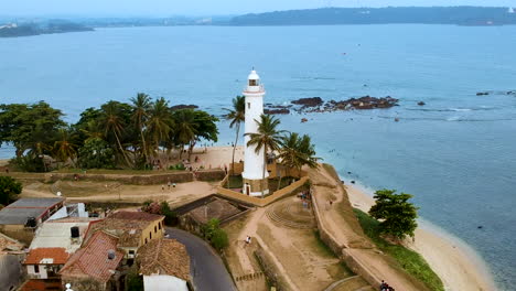 Drone-Aéreo-Del-Faro-De-Galle-Fort-Al-Atardecer-Hora-Dorada