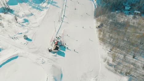 Menschen-Im-Aktivurlaub-Ski--Und-Snowboard-Oberansicht