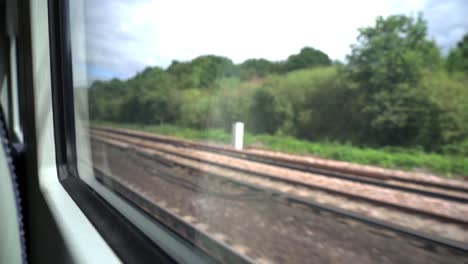 disparo desde la ventana del tren en movimiento que va a la ciudad de londres desde el aeropuerto gatwick de londres
