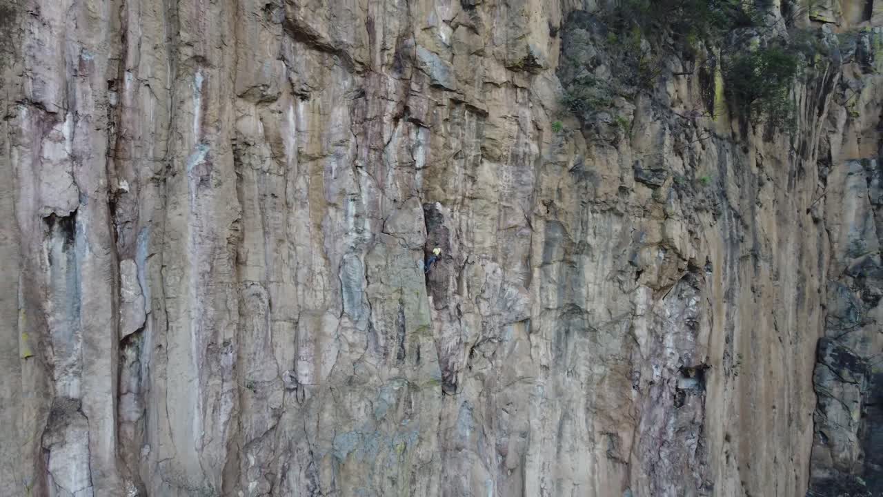 Footage of climbers in San Andreas Fault It is 500 ft tall. Climbing it is not an easy outcome.