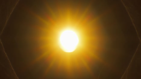 rayos de luz brillando a través de la vieja lente de la cámara, mientras que las cuchillas del diafragma se están abriendo y acercando