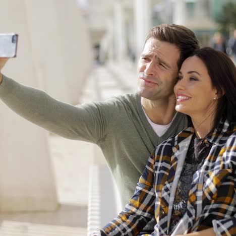Glückliches-Lachendes-Paar,-Das-Sein-Selfie-Macht