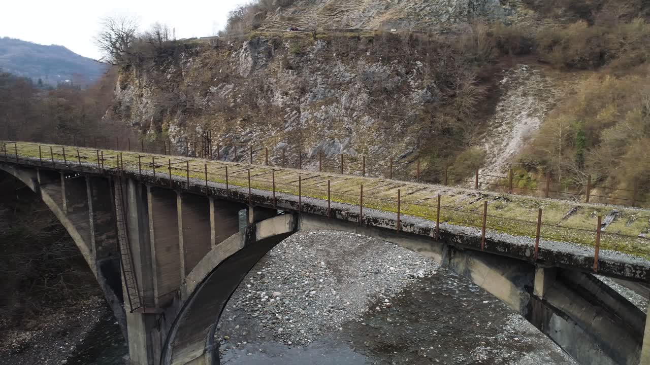 산의 하천 을 가로지르는 오래된 콘크리트 아치 다리