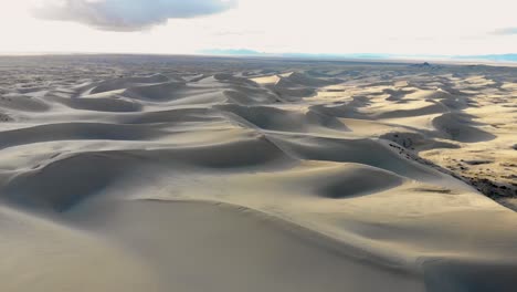 Eine-überfliegende-Drohnenaufnahme-Der-Riesigen-Sanddünen-Der-Kleinen-Sahara-In-Utah