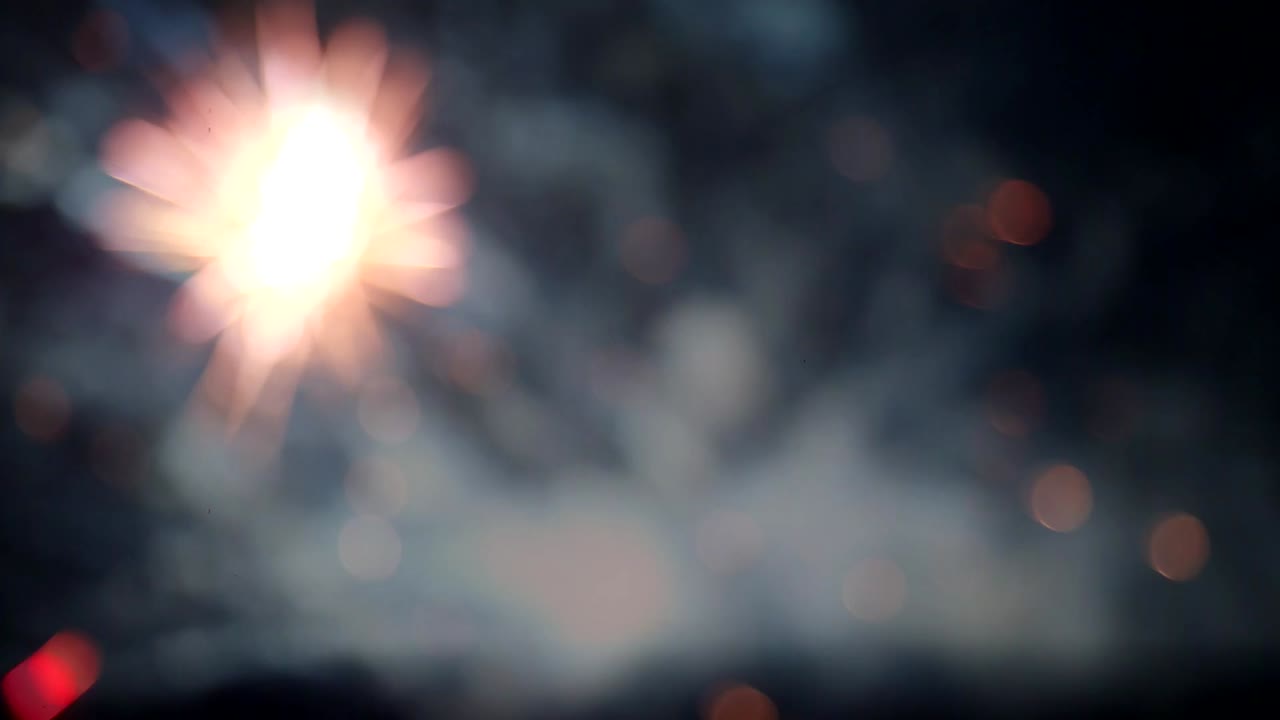 슬로우모션과 흐릿한 초점 밖의 불꽃놀이