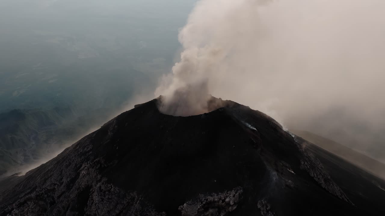 Veduta aerea del vapore che sale dal cratere del vulcano Fuego sopra il Guatemala.