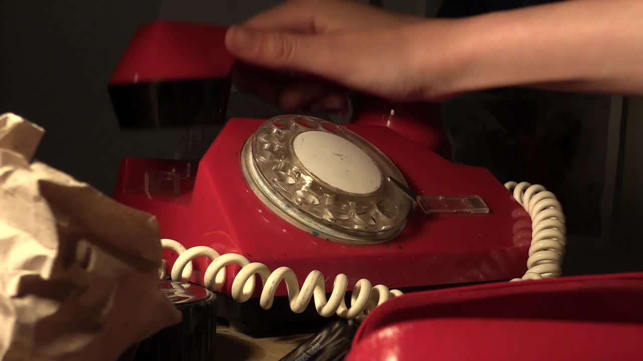 Prendere un telefono rosso e riattaccare