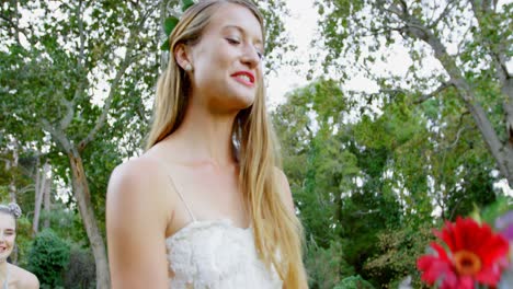 la sposa lancia il bouquet di nozze la damigella d'onore riesce a catturare 4k