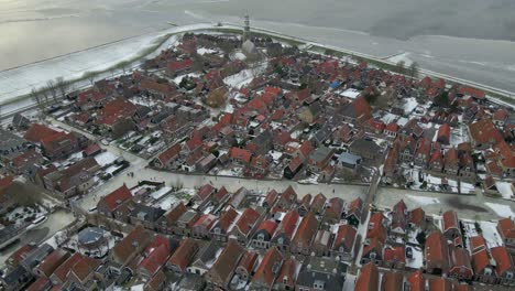 Stadt-Hindeloopen-In-Friesland-Mit-Traditionellen-Häusern-Im-Winter