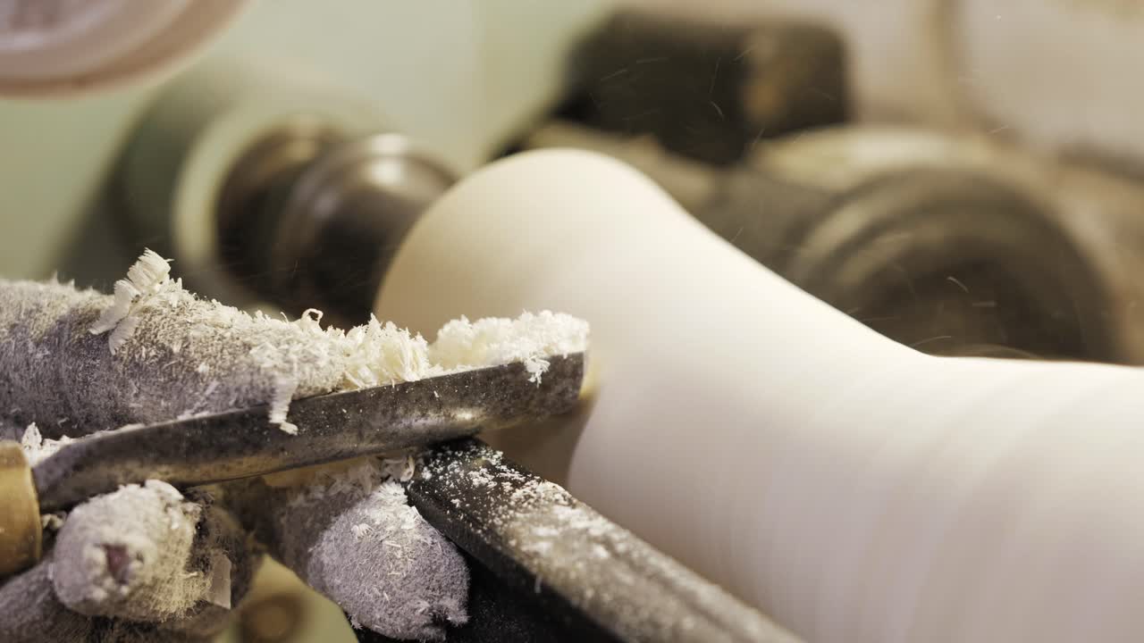 목공 이 테이블 다리 를 정밀 히  ⁇ 고 있다