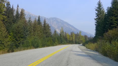 Paseo-Panorámico-A-Través-De-La-Carretera-De-Montaña-Con-Pinos-Frondosos-En-El-Día-De-Verano