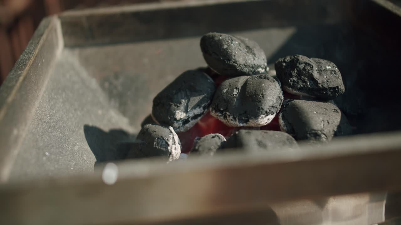 나무 석탄은 그릴에서 빛납니다.