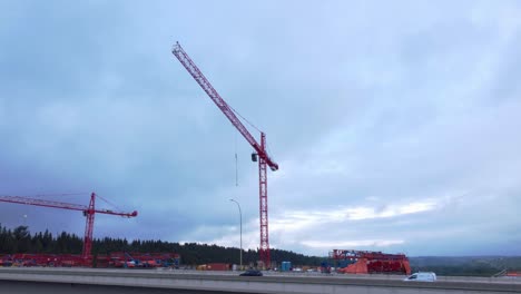 Grúa-Por-Zona-De-Construcción-De-Puente-De-Carretera-Dando-Vueltas