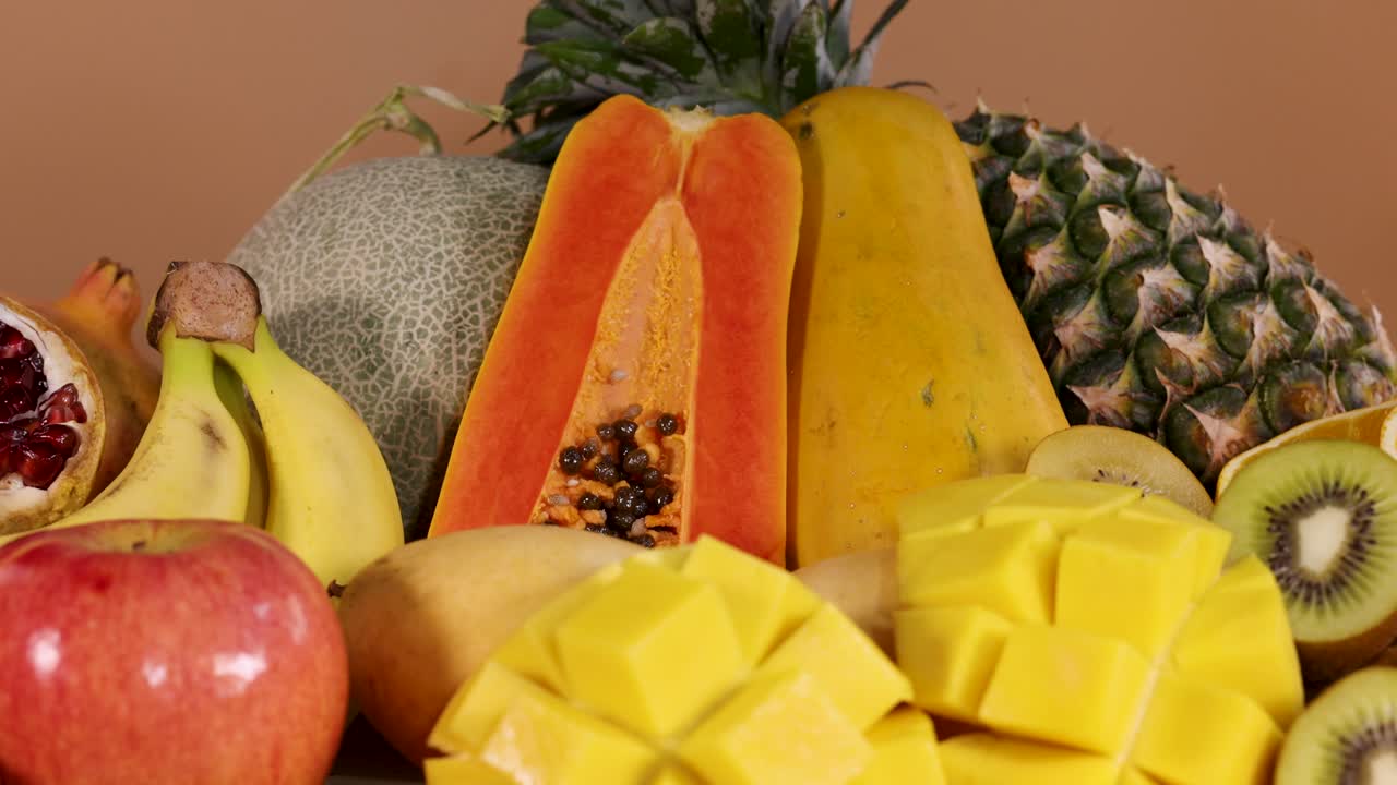 Un vivace assortimento di vari frutti freschi